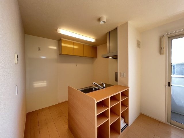 カーミー・芳川Aのキッチン|カウンターキッチン