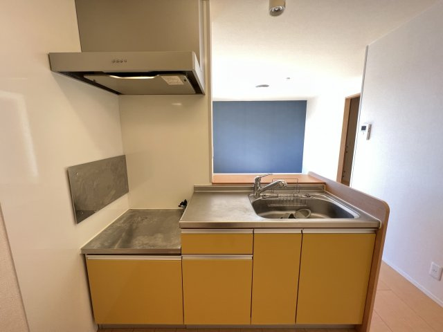 カーミー・芳川Aのキッチン|カウンターキッチン　反転
