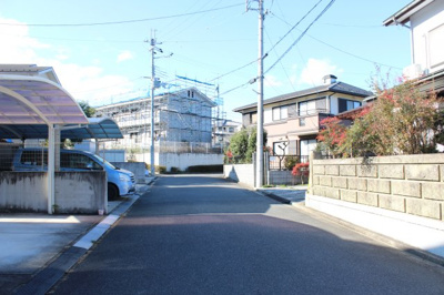 【前面道路含む現地写真】 | 大津市仰木の里7丁目24-14　中古戸建 | 前面道路、幅員4mの公道です