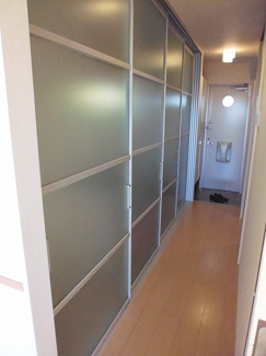 【展望】 | 室内から玄関への景観です！キッチンと洗濯機置き場は可動間仕切りで収納できます☆使わないときは生活感を隠せて便利です♪