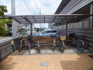 【その他共用部分】 | 屋根付きの駐輪場で雨が降っても大切な自転車が濡れなくてすみますね♪荷物が重いときに自転車があれば助かりますね！
