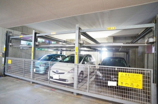 【駐車場】 | 敷地内駐車場は屋外と屋内があります。現況空あり（駐車料金、月額13000～9000円）