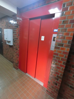 【その他共用部分】 | パーソナルハイツ東白楽 | お買い物時やベビーカーの出し入れに便利なエレベーター付。