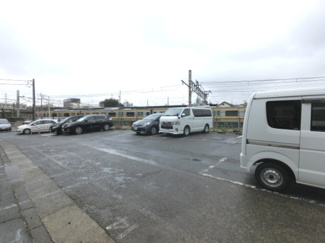 【駐車場】 | 平置き駐車場です。
お車をお持ちの方も安心です。
