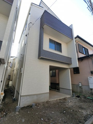 【外観】 | 本牧元町Ⅲ新築分譲住宅 | 建物外観写真です。
閑静な住宅街に位置するカースペース付住戸です。
近隣にはスーパー、コンビニ、郵便局などあり生活環境良好です。