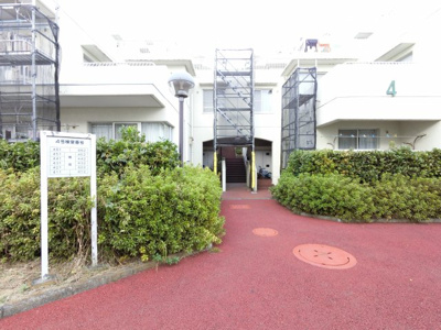 【エントランス】 | サンハイツ新井町4号棟 | 相鉄線「西谷」駅バス7分「千丸台団地」停歩2分。
周辺は緑にあふれており、子育てしやすいです。