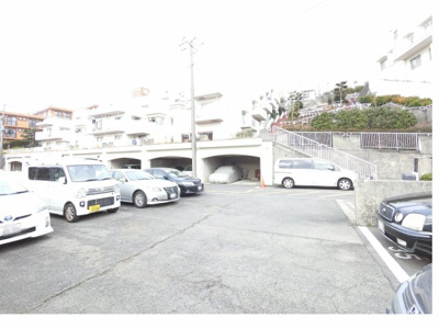 【駐車場】 | サンハイツ新井町4号棟 | 平置き駐車場です。
お車をお持ちの方も安心です。