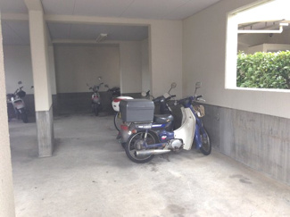 【その他共用部分】 | バイク置場です。
バイクも雨に濡れにくいので良いですね。