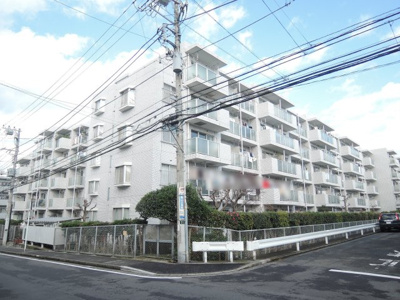 【外観】 | いずみプラザ保土ヶ谷弐号館 | 日勤管理でとてもきれいに管理されているマンションです。
30平米の開放感ある専用庭、階下の心配のない1階住居につき子育てにも適しています。