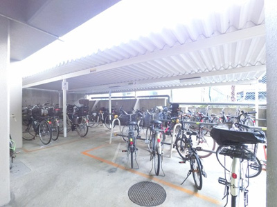 【その他共用部分】 | 保土ヶ谷スカイマンション | 駐輪場です。
屋根があるので雨が降っても安心です。