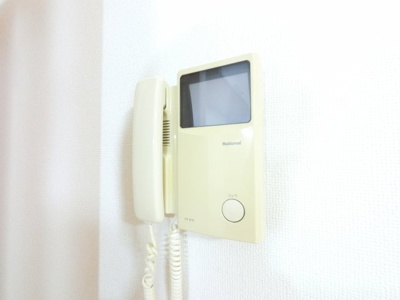 【その他共用部分】 | 保土ヶ谷スカイマンション | モニター付きインターフォンです。
玄関を開けなくても誰が来たか室内で確認できるので安心です。