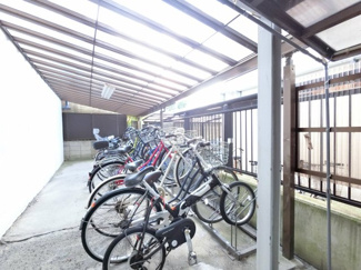 【その他共用部分】 | 駐輪場です。
雨に濡れにくいので良いですね。