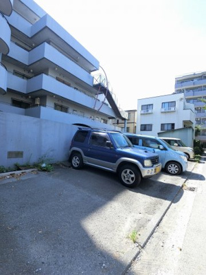【駐車場】 | ベルヴィル杉田Ⅱ | 平置き駐車場があります。
お車をお持ちの方も安心です。