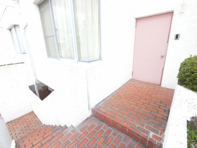 【その他共用部分】 | サンハイツ金沢八景 | 2階の玄関です。
1階からも2階からも室内に入れます。