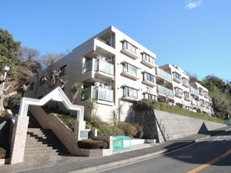 【外観】 | 京浜急行逗子線「六浦」駅徒歩15分
バス停が物件の目の前にありバス利用も可能です。