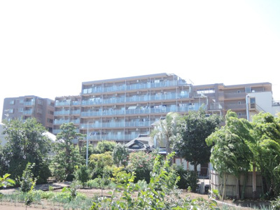 【外観】 | ルイシャトレ鶴ケ峰 | 南向きにつき日当たり良好です。
明るいリビングと接した和室はオープンにすると開放感あふれるスペースに