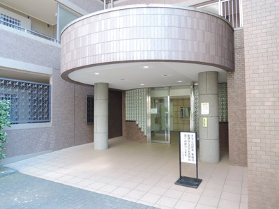 【エントランス】 | ルイシャトレ鶴ケ峰 | 相鉄線「鶴ヶ峰」駅バス8分「筑池」バス停より徒歩4分。