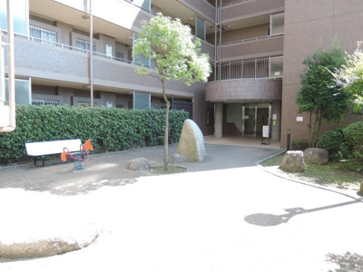【その他共用部分】 | ルイシャトレ鶴ケ峰 | エントランス前遊び場