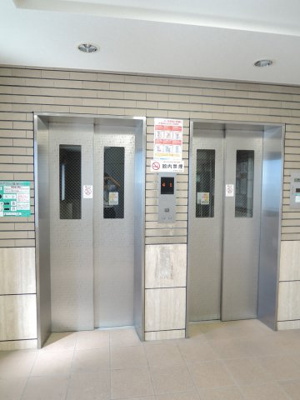 【その他共用部分】 | ルイシャトレ鶴ケ峰 | お買い物時やベビーカーの出し入れに便利なエレベーター付。
混雑時にも便利なエレベーター2基付です。