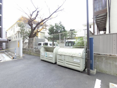 【その他共用部分】 | リストレジデンス鶴ヶ峰レイズ | ゴミ置き場です。
敷地内にあるのでゴミ出しが楽ちんです。