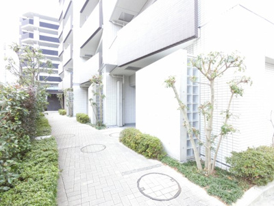 【その他共用部分】 | リストレジデンス鶴ヶ峰レイズ | マンションの敷地内は緑にあふれております。
緑が多いと心が落ち着きます。