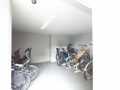 【その他共用部分】 | リストレジデンス鶴ヶ峰レイズ | 駐車場です。
屋内なので雨が降っても安心です。