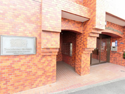 【エントランス】 | ライオンズマンション鶴ヶ峰第8 | エントランスです。
日勤管理なのできれいに保たれております。
レンガ模様のマンションは高級感があります。