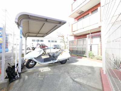 【その他共用部分】 | ライオンズマンション鶴ヶ峰第8 | バイク置場・駐輪場です。
屋根があるので雨が降っても安心です。