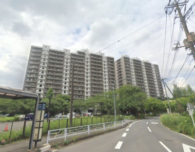 【外観】 | 若葉台団地4街区30号棟 | 4階南向き・両面バルコニーにつき日照・通風良好です。