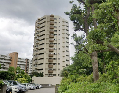 【外観】 | 若葉台団地4街区5号棟 | 14階最上階・三方角部屋につき日照・通風・眺望良好！
豊かな緑に恵まれ、落ち着いて暮らせます。