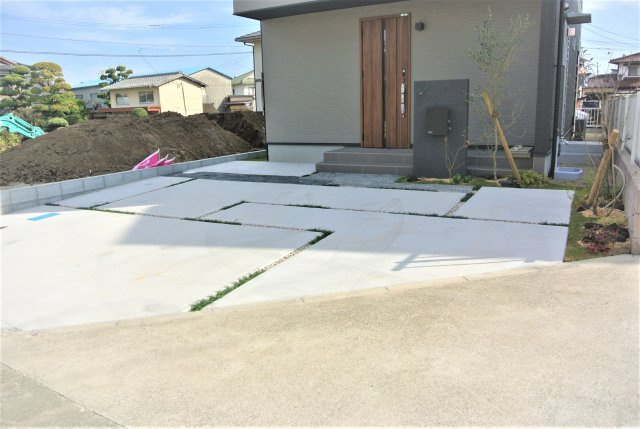 久留米市東合川町の新築一戸建の駐車場