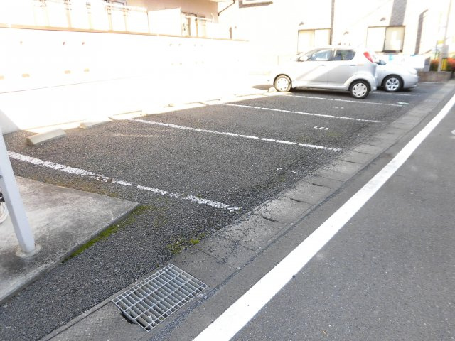 ミクラーシュGの駐車場