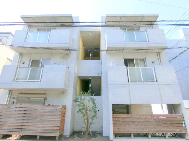 エムフラットの外観|2004年5月築　RC鉄筋コンクリート造地上3階建て総戸数11戸防犯カメラオートロック付
東京都大田区大森西3丁目　京浜急行本線大森町駅徒歩10分、梅屋敷駅徒歩13分、平和島駅徒歩14分