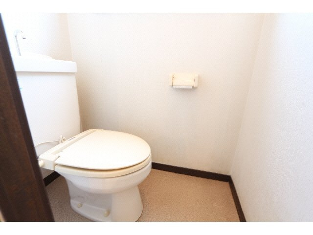 根岸方貸家のトイレ|現況と異なる場合がございます。