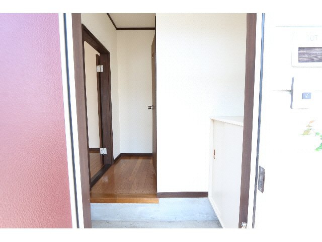 根岸方貸家の玄関|現況と異なる場合がございます。
