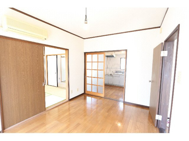 根岸方貸家の洋室|現況と異なる場合がございます。