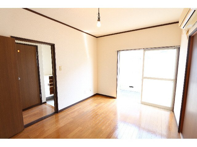 根岸方貸家の洋室|現況と異なる場合がございます。