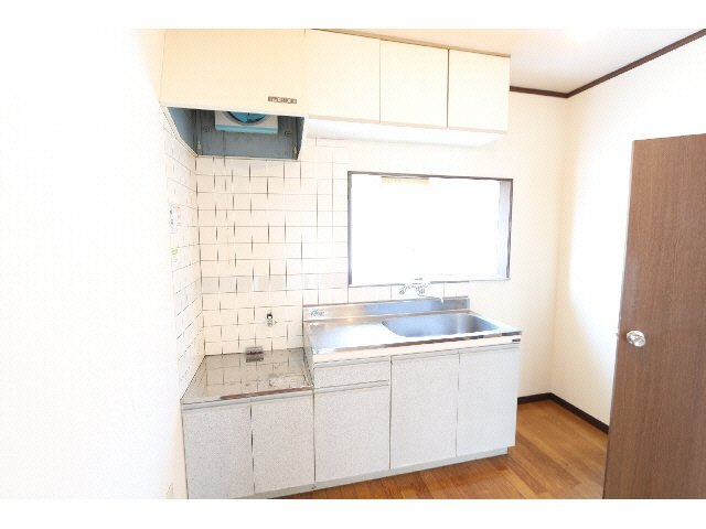 根岸方貸家のキッチン|現況と異なる場合がございます。