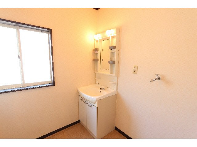 根岸方貸家の洗面所|現況と異なる場合がございます。