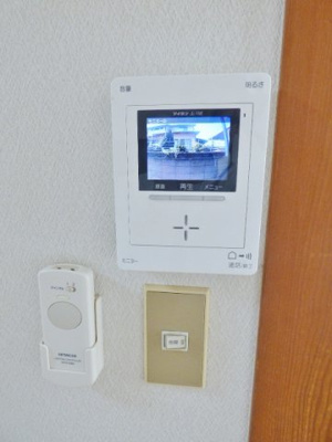 【セキュリティ】 | ハイツ足立 | TVモニター付きインターホン。顔が確認出来て安心です。