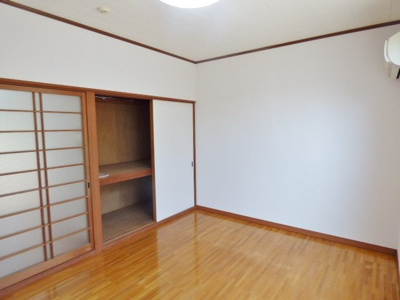 【洋室】 | ハイツ足立 | 落ち着いた印象の居室。