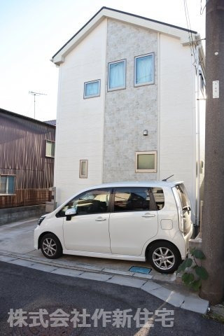 八千代市八千代台東３丁目　平成２７年建築　長期優良住宅　カースペース２台の外観