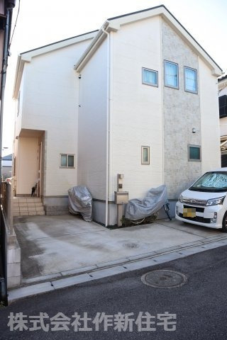 八千代市八千代台東３丁目　平成２７年建築　長期優良住宅　カースペース２台の外観