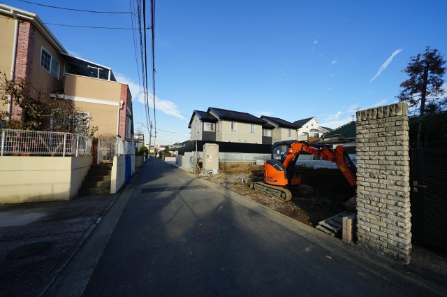 保土ヶ谷区新桜ケ丘１丁目　全２棟新築戸建て【成約済】の前面道路含む現地写真