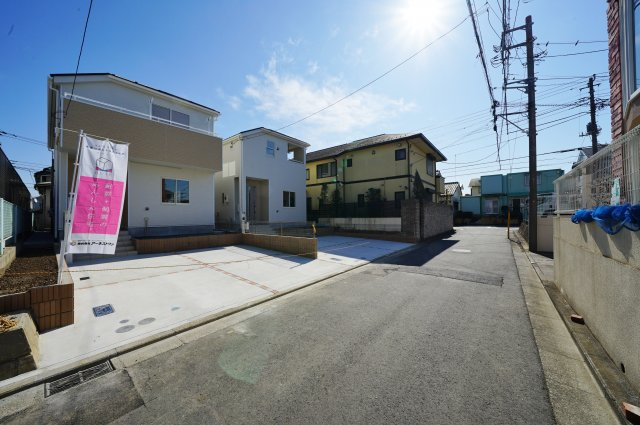 保土ヶ谷区新桜ケ丘１丁目　全２棟新築戸建ての前面道路含む現地写真
