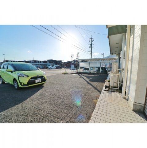 揖斐郡池田町八幡の店舗一部の駐車場