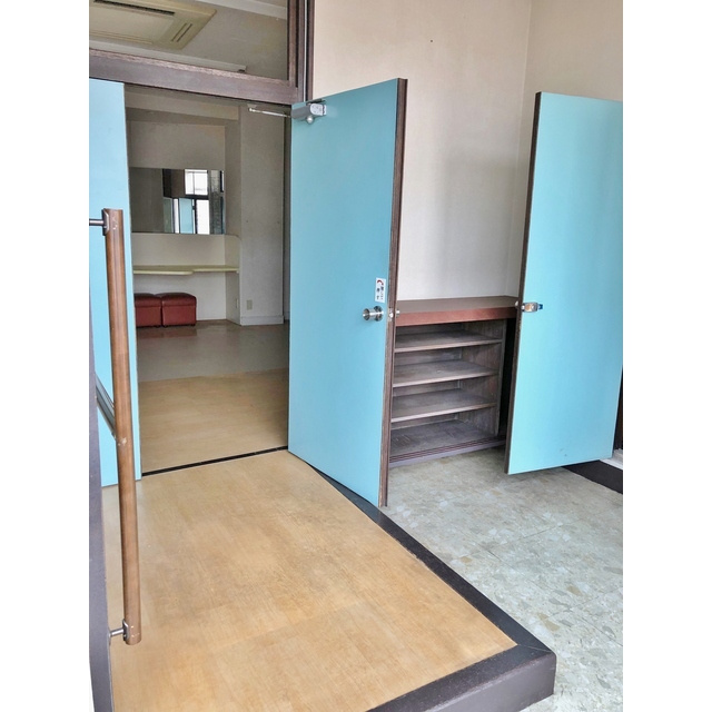 岐阜市金園町８丁目の店舗一部の玄関