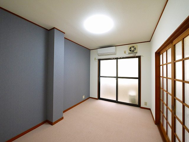 コーポ綿町の内装|明るい色調の室内です