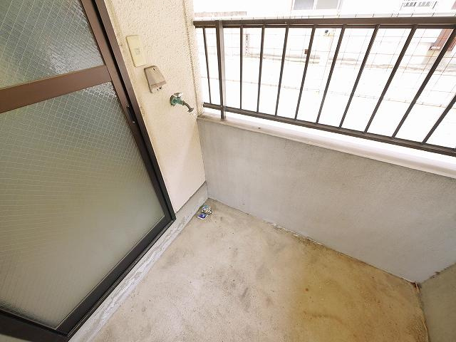 コーポ綿町の設備|バルコニーに洗濯機置き場がございます。