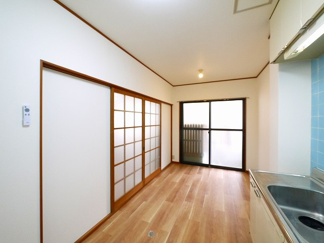 コーポ綿町の居間・リビング|ゆったりとしたダイニングキッチンです。